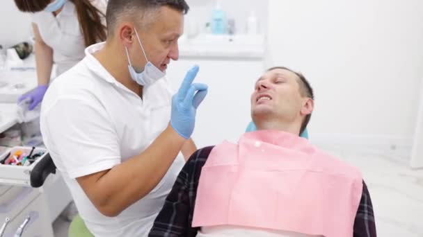 Der Zahnarzt Kommuniziert Mit Dem Patienten Dialog Der Zahnarztpraxis Arzt — Stockvideo
