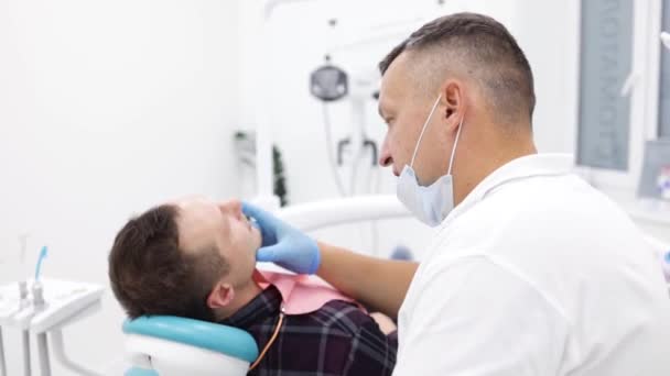 Dentista Maschio Comunica Con Paziente Dialogo Nello Studio Del Dentista — Video Stock