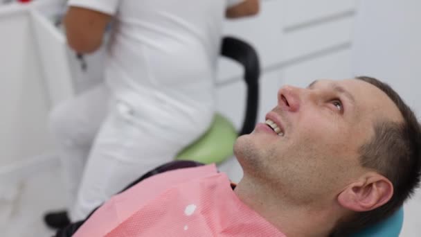 Paziente Uomo Attesa Sulla Barella Clinica Dentale — Video Stock