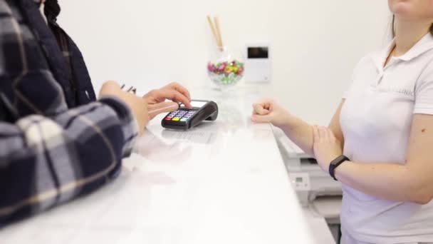 Pagamento Com Cartão Crédito Consumidor Masculino Entra Relaxadamente Código Pino — Vídeo de Stock