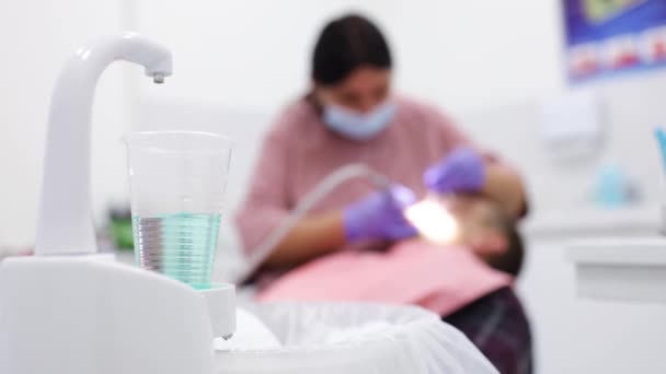 Zbliżenie Wiertła Dentystycznego Zębów Pacjenta Gabinecie Stomatologicznym Procedurze Leczenia Stomatologicznego — Wideo stockowe