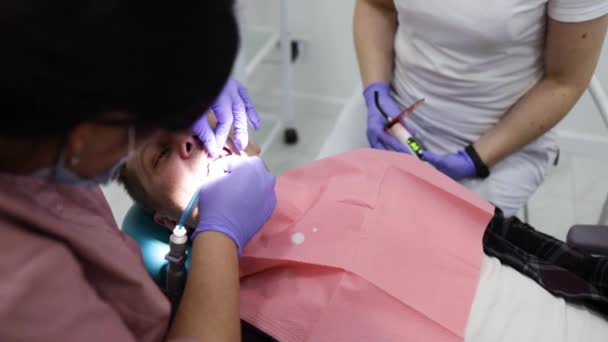 Close Van Een Tandarts Assistent Die Een Patiënt Een Tandheelkundige — Stockvideo