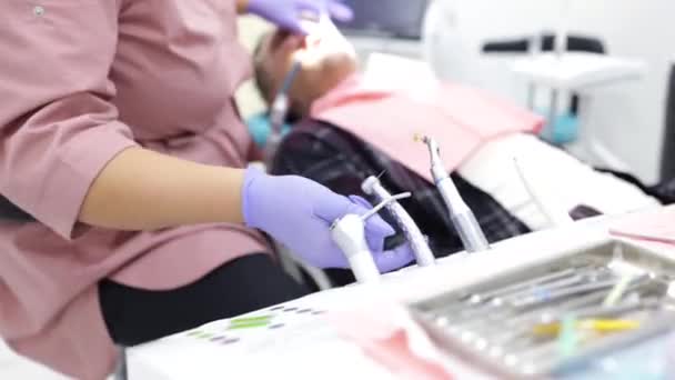 Στοματολογικό Όργανο Στην Οδοντιατρική Κλινική Γιατρός Παίρνει Τρυπάνι Χέρι — Αρχείο Βίντεο