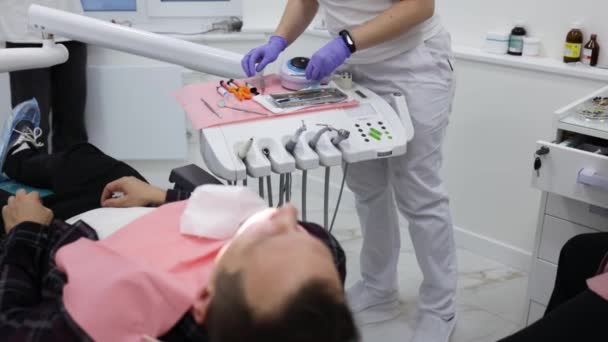 Stomatologický Nástroj Zubařské Klinice Doktor Bere Ruční Vrtačku — Stock video
