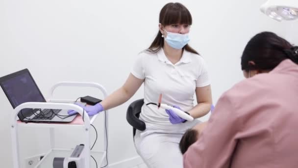 Dentista Che Utilizza Computer Portatile Durante Esame Paziente Sesso Maschile — Video Stock