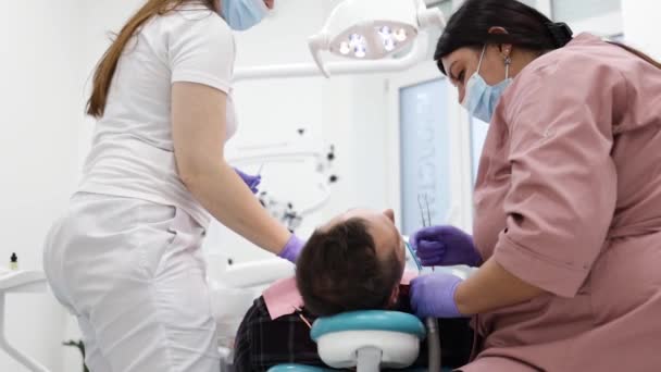 Detailní Záběr Zubaře Asistenta Ošetřujícího Pacienta Zubní Klinice — Stock video