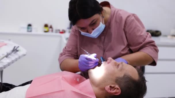 Zahnarzt Mit Patient Zahnarztstuhl Bietet Manipulationen Der Mundhöhle — Stockvideo