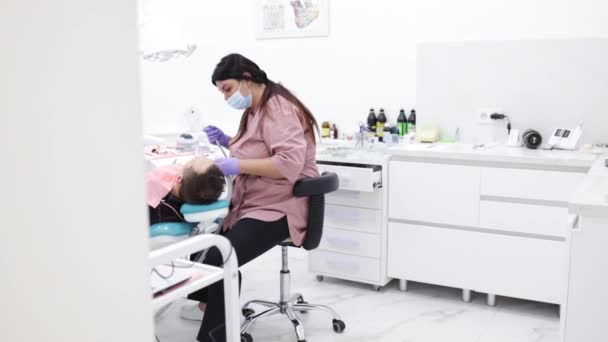 Dentista Com Paciente Cadeira Dentária Fornecendo Manipulações Cavidade Oral — Vídeo de Stock