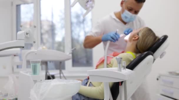 Manliga Tandläkare Behandla Tänder Till Ung Kvinna Patient Klinik Dental — Stockvideo