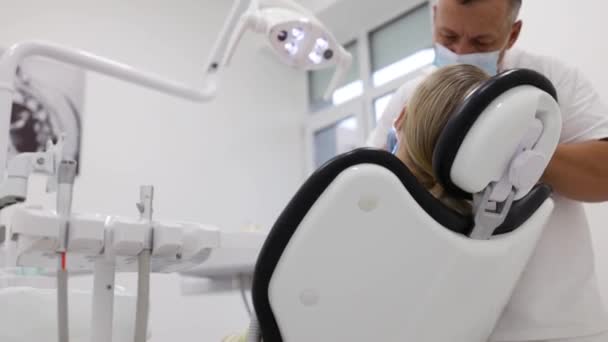 Dokter Gigi Pria Merawat Gigi Pasien Wanita Muda Klinik Pemeriksaan — Stok Video