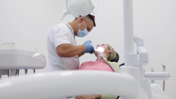 Mannelijke Tandarts Tanden Aan Jonge Vrouw Patiënt Kliniek Behandelen Tandheelkundige — Stockvideo
