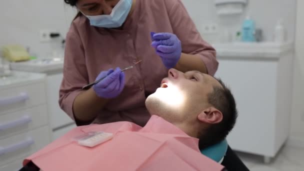 歯科治療手順における歯科診療所における患者歯の歯科ドリル使用のクローズアップ — ストック動画