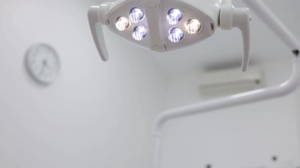 Οδοντίατρος Αλλαγή Λαμπτήρα Και Την Εξέταση Των Δοντιών Των Ασθενών — Αρχείο Βίντεο