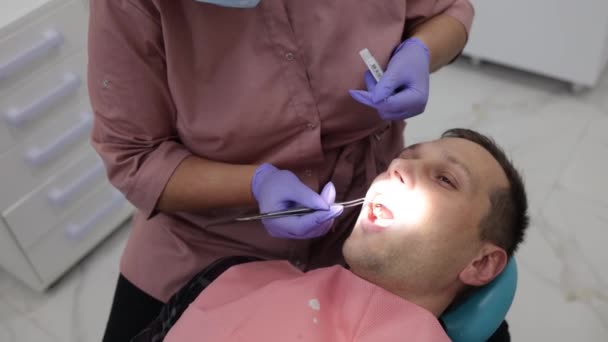 Κοντινό Πλάνο Γυναίκα Οδοντίατρος Εξέταση Αρσενικό Ασθενή Εργαλεία Στην Οδοντιατρική — Αρχείο Βίντεο