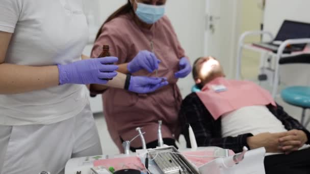 Υγεία Των Ανθρώπων Και Οδοντιατρική Περίθαλψη Γυναίκα Στην Εργασία Οδοντίατρος — Αρχείο Βίντεο