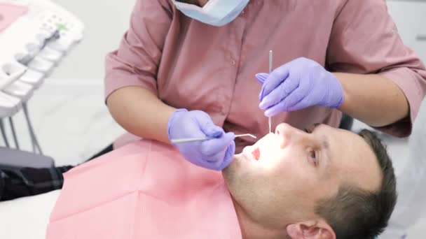 Jonge Vrouwelijke Tandarts Receptie Bij Orthodontist Vervanging Van Beugels Oppoetsen — Stockvideo