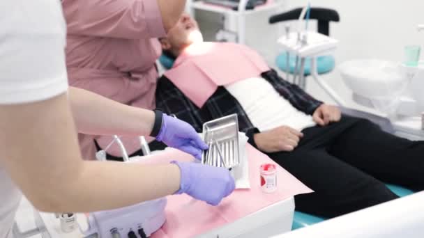 Здоров Людей Догляд Зубами Жінка Роботі Стоматолог Помічником Відвідуванням Молодого — стокове відео