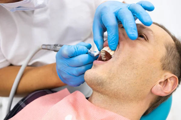 Podrobný Postup Při Použití Zubního Vrtačky Pro Pacientky Ordinální Léčebně Stock Snímky