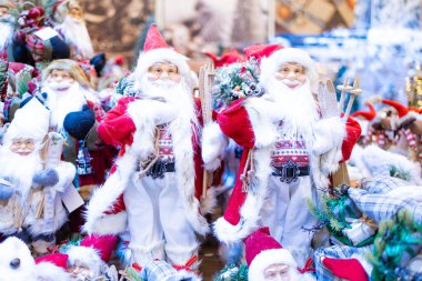 Noel Baba bebeği Noel pazarında. Noel ve Yeni Yıl kavramı.