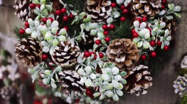 Advent 'i ara. Noel öncesi evlerde çelenk şeklinde tipik bir dekorasyon. Bir kadının elindeki ahşap bir çelenge yakın plan. Bir Noel özniteliği oluşturmaya hazırlanılıyor.