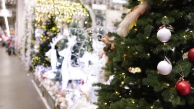 Alışveriş merkezinde Noel ağacı süslemesi, Noel ve Yeni Yıl konsepti