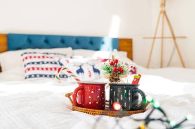 Bardaklar dolusu sıcak içecek. Noel ve Yeni Yıl kavramı.