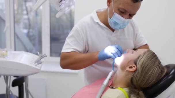 Чоловік Стоматолог Лікує Зуби Молодої Жінки Пацієнтки Клініці Стоматологічна Перевірка — стокове відео