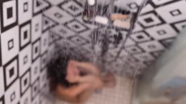 Üzgün, depresyonda, duşta ağlayan Asyalı kadın. Depresyon ve stres. aile içi şiddet kavramı.