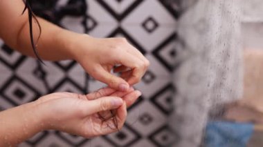 Genç kadın duş sırasında saç dökülmesinden muzdarip. Saç dökülmesi konsepti