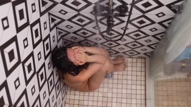 Traurig Einsame Deprimierte Asiatin Die Unter Der Dusche Weint Depression — Stockvideo
