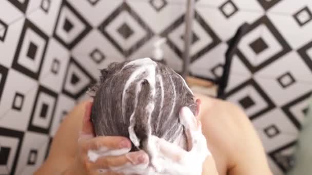 Mann Unter Der Dusche Wäscht Haare Mit Shampoo Produkt Unter — Stockvideo