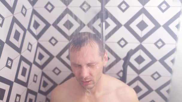 Blanke Man Die Thuis Doucht Badkamer Atletische Man Onder Douche — Stockvideo