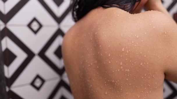 Hölgy Óvatosan Zuhanyozik Forró Vízben Mossa Testét Haját Zuhany Alatt — Stock videók