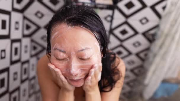 Γυναίκα Φροντίδας Του Δέρματος Πλένει Πρόσωπό Της Σαπουνόφουσκες Πλύσιμο Προσώπου — Αρχείο Βίντεο