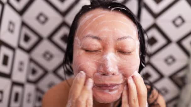 Cilt Bakımı Yapan Kadın Yüzünü Sabunlu Yüzüyle Yıkar Duşta Sıcak — Stok video