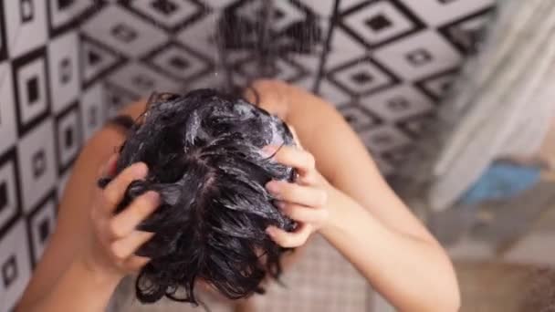 Μια Ασιάτισσα Πλένει Μαλλιά Της Λευκός Αφρός Από Σαμπουάν Μακριές — Αρχείο Βίντεο
