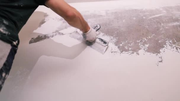手工劳动的铁匠建筑工人用铁钳 做特写 — 图库视频影像