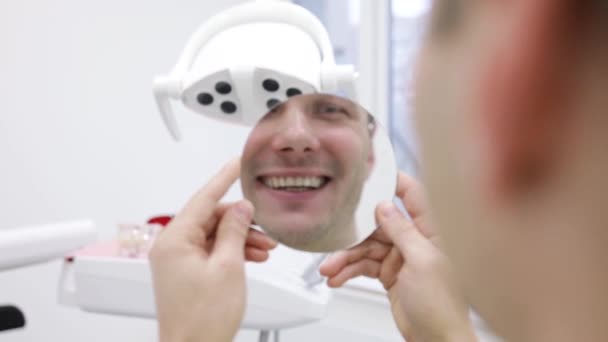 Homem Branco Bonito Feliz Olhando Para Espelho Após Tratamento Dos — Vídeo de Stock