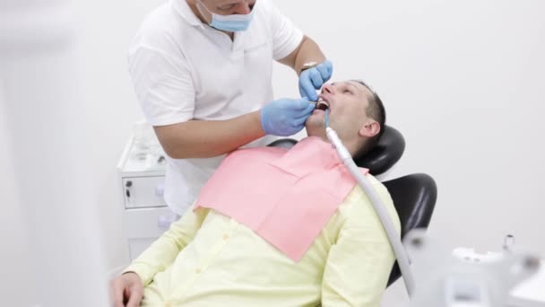 男牙医 牙齿矫正师的接待处抛光 凝胶粘合 — 图库视频影像
