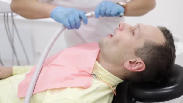 Man Tandläkare Mottagning Ortodontisten Polering Gelbindning — Stockvideo