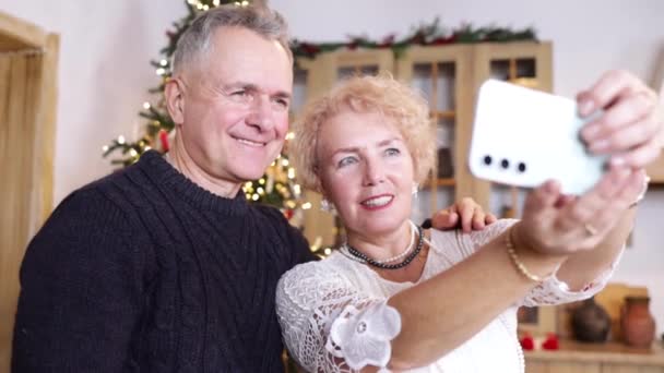 Mutlu Yaşlı Adam Kadının Cep Telefonu Tutarken Selfie Çekerken Noel — Stok video