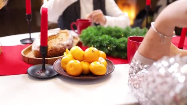 Weihnachtsessen Hause Mit Mandarine Seniorenpaar Sitzt Küche Tisch Und Isst — Stockvideo
