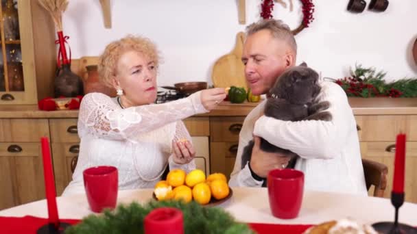 Julmiddag Hemma Med Mandarin Senior Par Sitter Vid Bordet Köket — Stockvideo