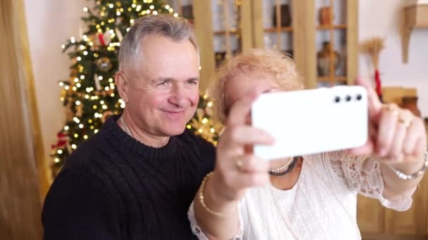 Captura Mão Homem Mulher Idosos Felizes Segurando Telefone Celular Tomando — Vídeo de Stock