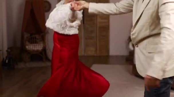 时尚成熟的夫妻在圣诞树前的家中跳舞 — 图库视频影像