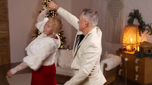Élégant Couple Âge Mûr Dansant Maison Devant Arbre Noël — Video