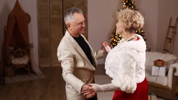 Stilvolles Reifes Paar Tanzt Hause Vor Dem Weihnachtsbaum — Stockvideo