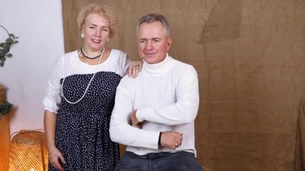 Joyeux Couple Âgé Heureux Posant Pour Photographe Dans Studio — Video