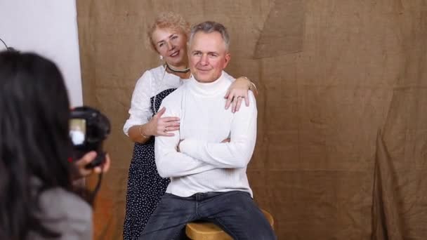Wesoły Szczęśliwy Szczęśliwy Starsza Para Pozowanie Dla Fotografa Studio — Wideo stockowe