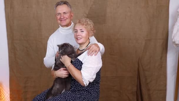 Χαρούμενο Ευτυχισμένο Ζευγάρι Ηλικιωμένων Μια Γάτα Ποζάρει Για Έναν Φωτογράφο — Αρχείο Βίντεο